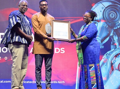  Cyril Quansah-Quainoo (middle), Public Relations Manager of Academic City, receiving the award from Carol Annan, Country Director, Invest in Africa. With him is Prof. Fred McBagonluri, President of Academic City University